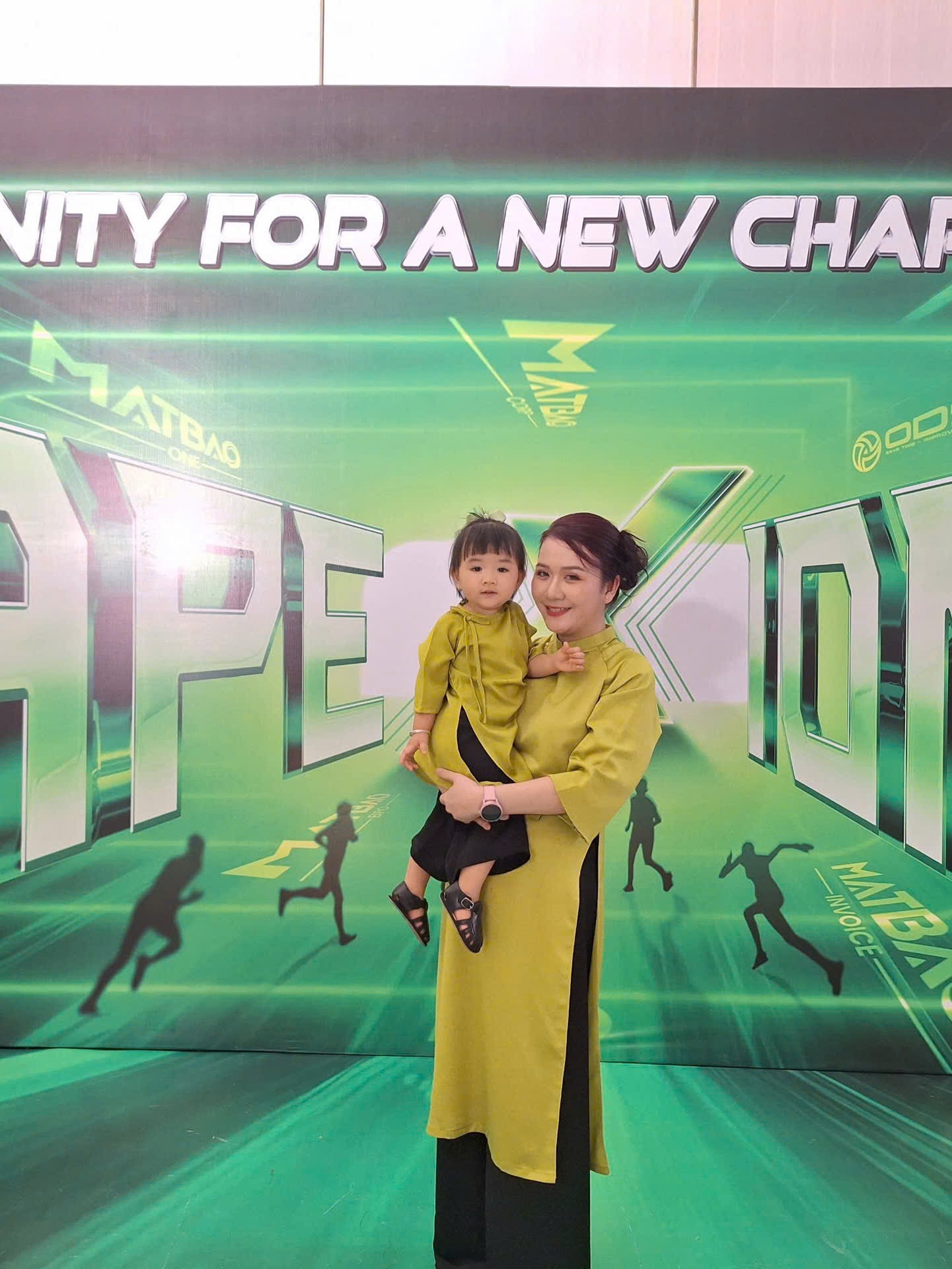 Hình ảnh mẹ và bé gái cùng chơi đùa vui vẻ, ánh sáng tự nhiên ấm áp, tạo cảm giác hạnh phúc